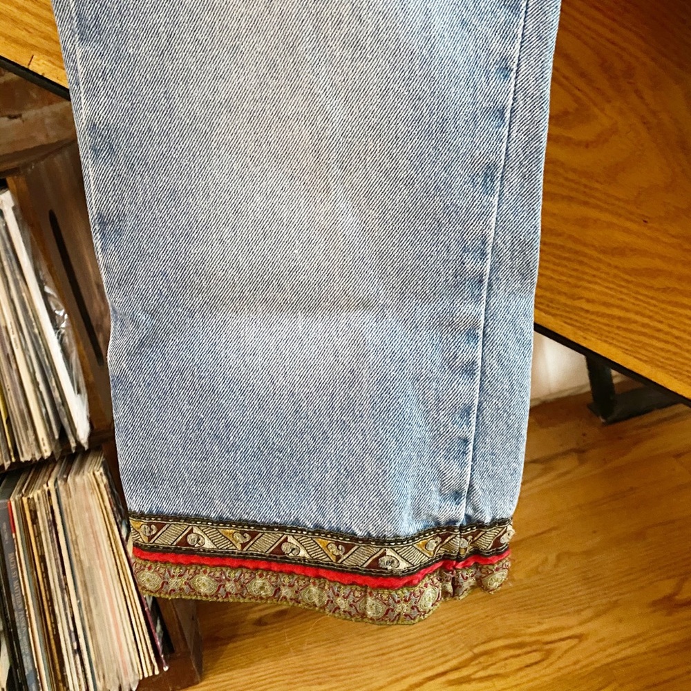 Cropped jeans with embroidery - Picture 4 of 4